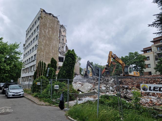 Tak znikał popularny biurowiec. Teraz powstaną tu apartamenty i mieszkania