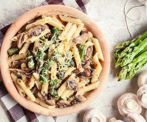 Makaron ze szparagami i pieczarkami: łatwy przepis na obiad w 15 minut