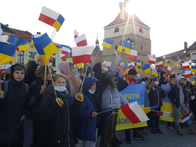 Młodzi ludzie - solidarni z walczącą Ukrainą 