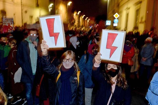 Strajk Kobiet w Olsztynie. 15-latka odpowie za współorganizację protestu! Był nielegalny!