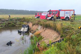 Tragedia w Łódzkiem. Strażacy wyłowili zatopiony samochód