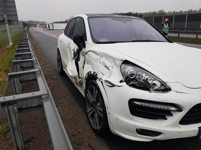 Kolizja na tarnowskim odcinku autostrady. Porsche nie dało rady ciężarówce