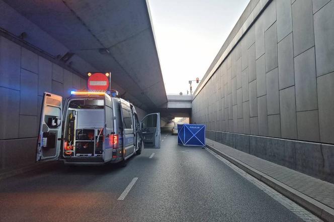 Wypadek w tunelu na Piłsudskiego w Łodzi. Młody mężczyzna spadł na jezdnię, został rozjechany