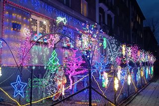 Świateczna iluminacja na jednej z posesji na Starych Bielanach 2024