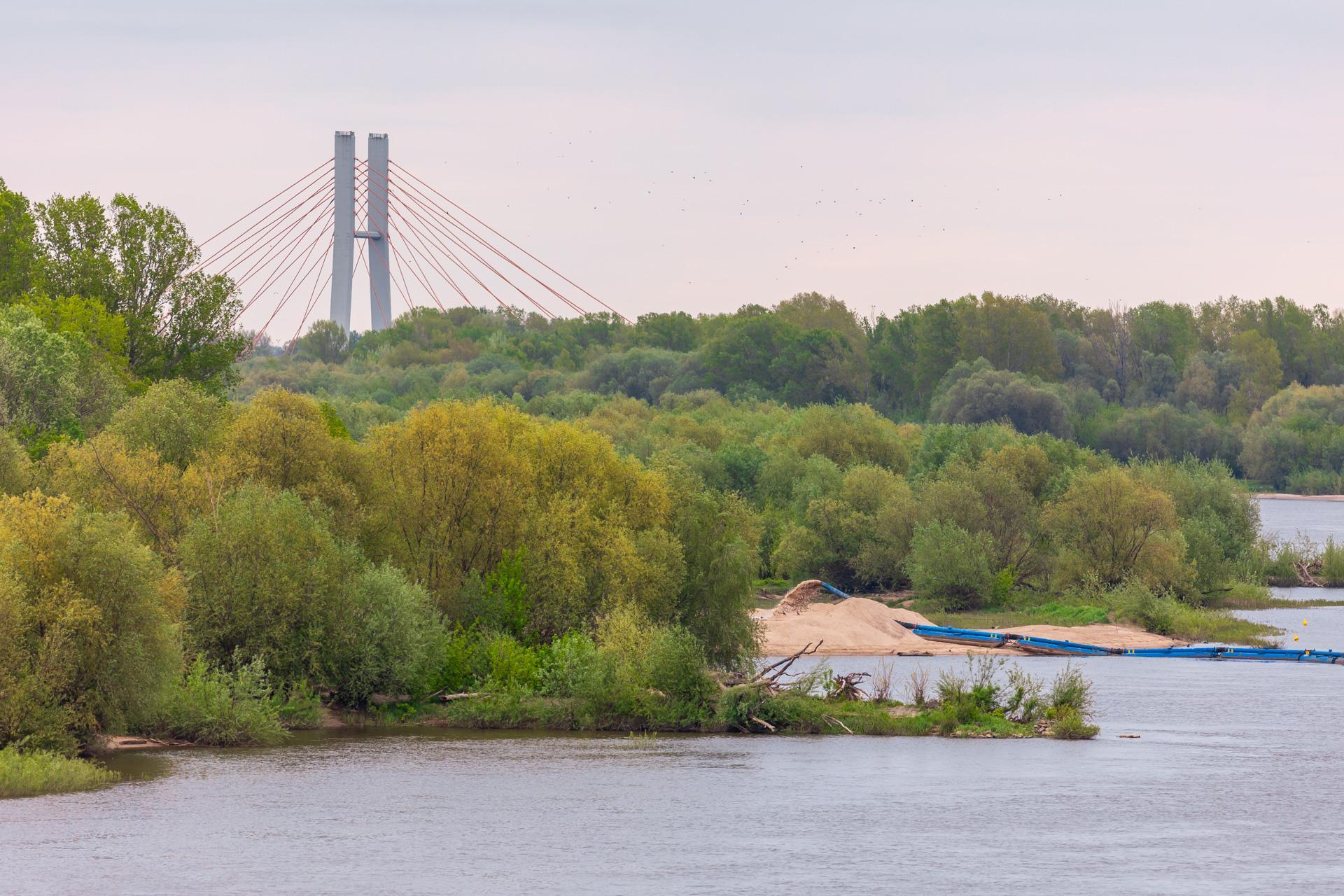 Gruba Kaśka w Warszawie - zdjęcia okrąglaka stojącego pośrodku Wisły