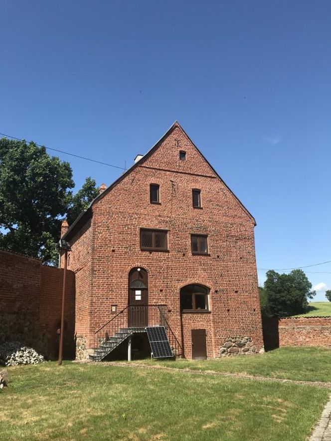 Nietypowe miasto w woj. warmińsko-mazurskim. Mieszka w nim mniej osób niż na wielu wsiach