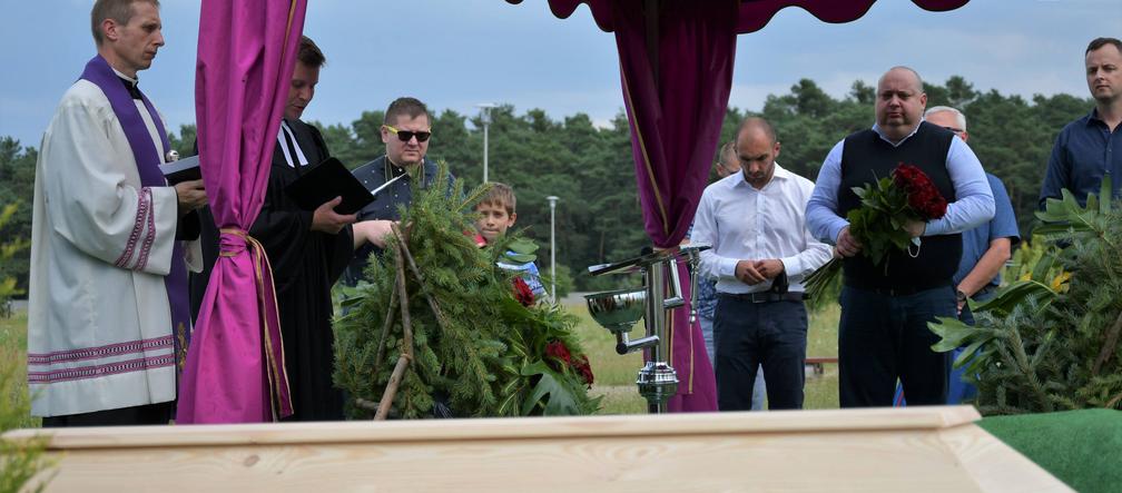 Na Cmentarzu Kiełczowskim pochowano szczątki odnalezione podczas remontu torowiska