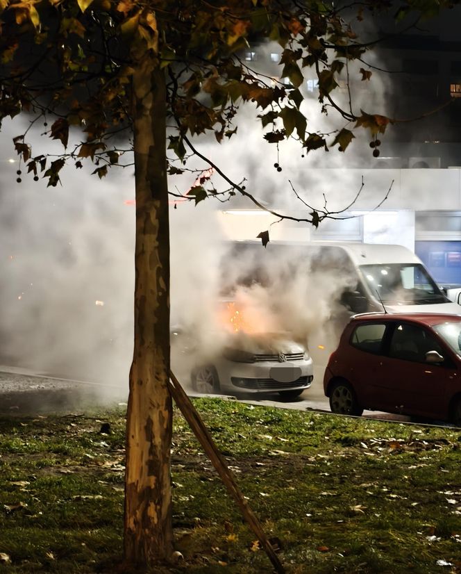 Pożar samochodu przy stacji benzynowej w Warszawie