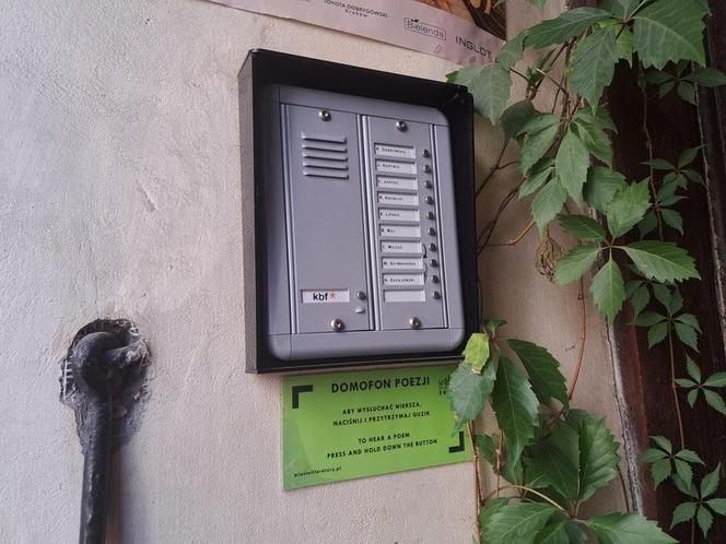 Domofon poezji na ulicy Brackiej