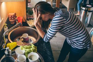 Ujawnia napięcia i pretensje. 5 rzeczy, które naprawdę kryją się za kłótnią o zmywanie naczyń