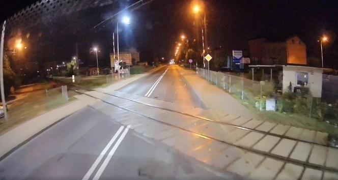 Kierowca autobusu w ostatniej chwili uniknął zderzenia z pociągiem! Szok na przejeździe kolejowym w Płocku [ZDJĘCIA]