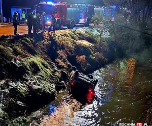 Osobówka wpadła do potoku w Trzcianie. 35-letni kierowca w ciężkim stanie trafił do szpitala 