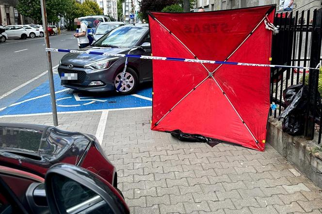 Ciało mężczyzny na chodniku. Na miejscu wszystkie służby. Dramat w Warszawie [ZDJĘCIA]