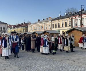 Maturzyści z Nowego Sącza zatańczyli poloneza na Rynku 