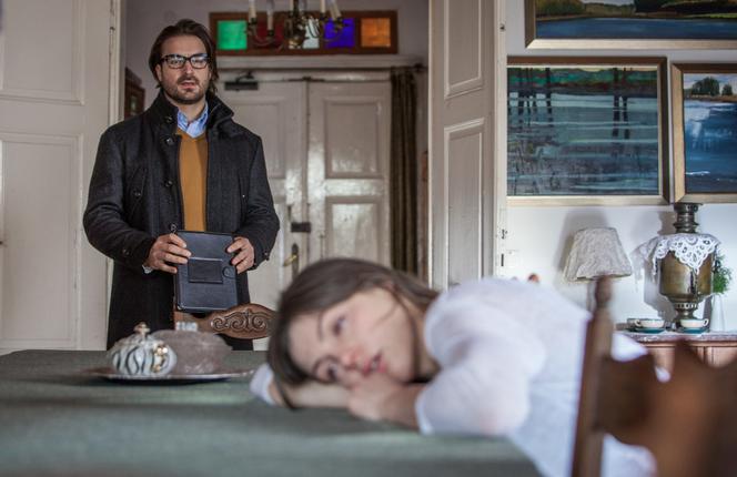 To nie koniec świata 2 sezon odcinek 22. Anka (Karolina Gorczyca), Adam Tenczyński (Piotr Stramowski)