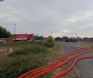 Bohaterska postawa policjantów z Działdowa. Wzięli urlop, aby pomagać powodzianom [ZDJĘCIA]