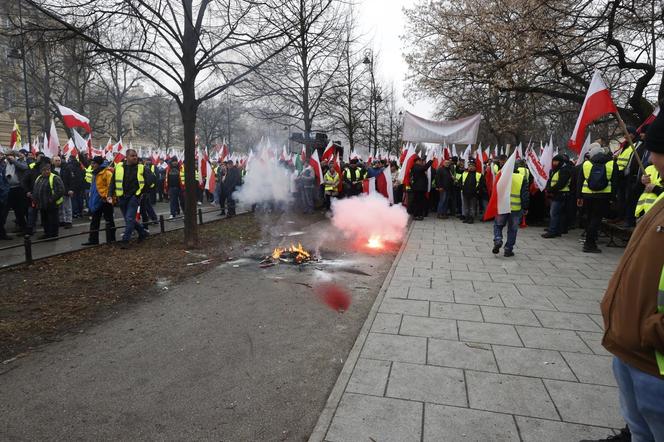 Niespokojny protest rolników w Warszawie. Służby obrzucone puszkami po piwie i petardami