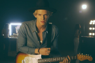 Cody Simpson - New Problems: teledysk. Nową piosenkę Cody'ego usłyszymy na koncercie 2015 w Warszawie? [VIDEO]