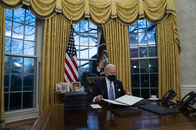  Joe Biden od razu wziął się do pracy w Gabinecie Owalnym 