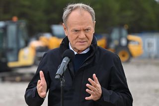 iebrowo, 15.10.2025. Premier RP Donald Tusk podczas wizyty na miejscu planowanej budowy pierwszej polskiej elektrowni jądrowej Lubiatowo – Kopalino w Biebrowie (woj. pomorskie)
