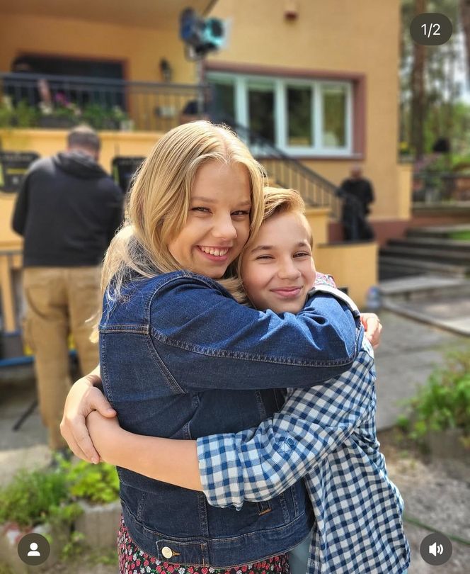 M jak miłość. Misiek (Aleksander Bożyk), Lenka (Olga Cybińska) na planie