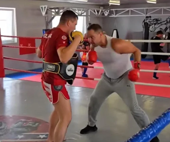Karol Nawrocki był bokserem. Reprezentował znany klub