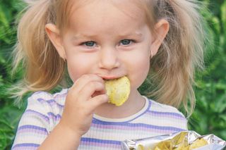 Jak przetworzona żywność szkodzi dziecku? Ekspert podaje konkretne zalecenia