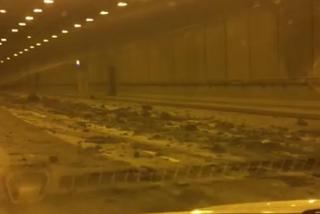 Katowice: Utrudnienia w tunelu pod rondem. Z ciężarówki wysypała się ziemia. Jezdnia jest zablokowana