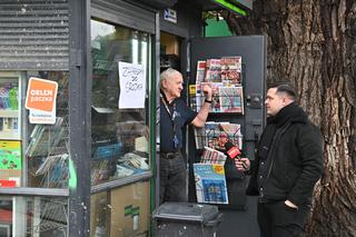 Odgrodzili go od świata. Kiosk jak wyspa na budowie