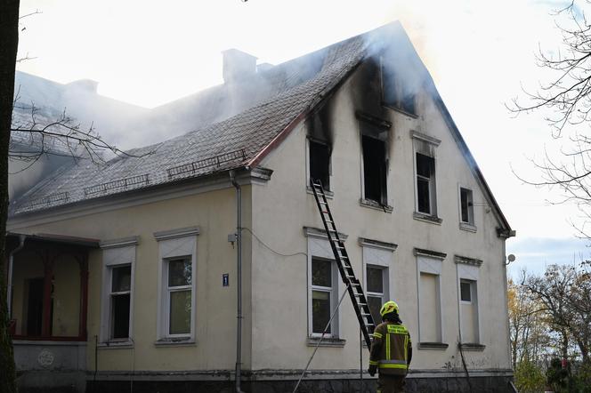 Pożar zabytkowego pałacyku na Pomorzu. Ewakuowano 20 osób, nie żyje jedna osoba