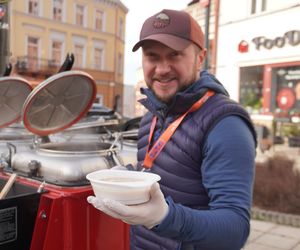 33. Finał Wielkiej Orkiestry Świątecznej Pomocy. Dziennikarze Radia ESKA rozgrzewają Tarnów pysznym żurkiem!