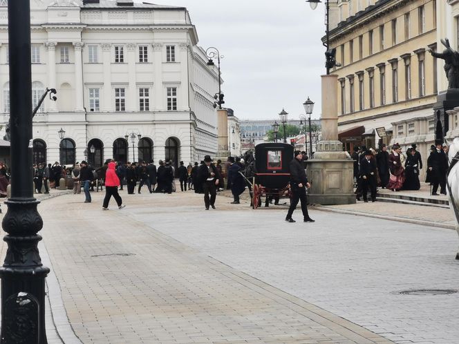 Co się dzieje na Krakowskim Przedmieściu w Warszawie? Rosyjskie napisy na ulicach