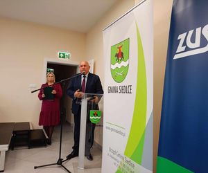 W ramach umowy seniorzy z gminy Siedlce wezmą udział w różnych zajęciach edukacyjnych i integracyjnych