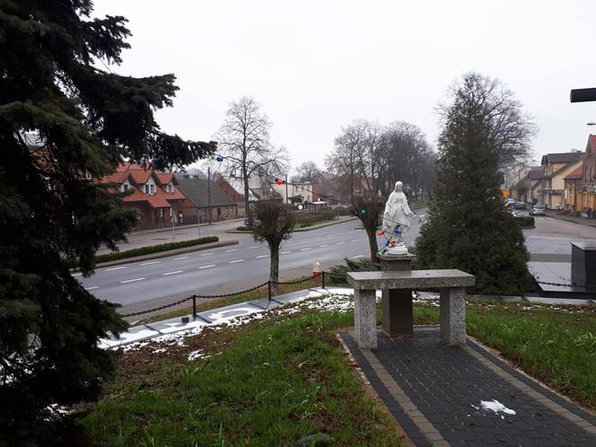 Włamali się do auta księdza i zrobili coś OBLEŚNEGO. Ucierpiała też figurka Matki Boskiej 