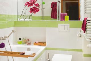 Mała łazienka w bieli z zielenią