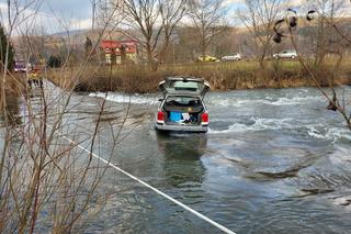 Nurt rzeki porwał samochód z kobietą w środku. Auto zsunęło się z przejazdu