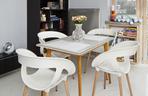 Salon w kuchni czy kuchnia w salonie? Szorstka elegancja na 40 m²