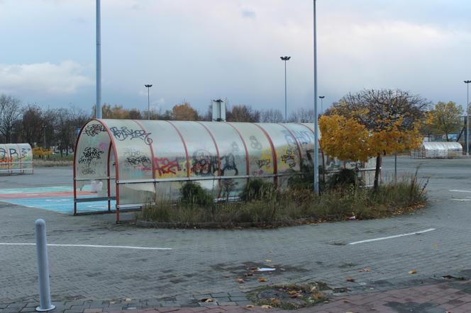 Dawny supermarket Auchan w Dąbrowie Górniczej już nie będzie straszył