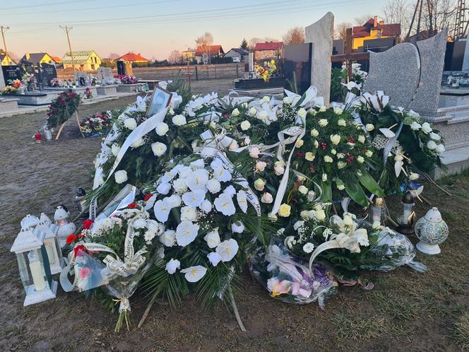 Groby Wiktorii i Konrada utonęły w kwiatach. Pochowali ich w święto zakochanych