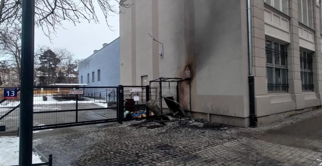 Łódź. Lodówka społeczna Caritasu spłonęła. "Komuś bardzo przeszkadzała" 