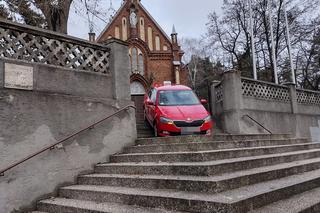 Auta spadają z kościelnych schodów. To kolejny taki przypadek