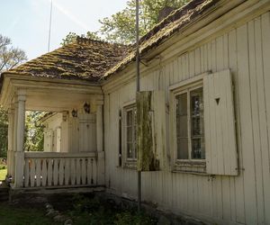 W Łękach Kościelny można podziwiać dworek z XVIII wieku