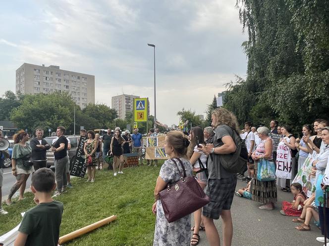 Protest mieszkańców przeciwko wycince drzew pod budowę linii tramwajowej do Mistrzejowic.