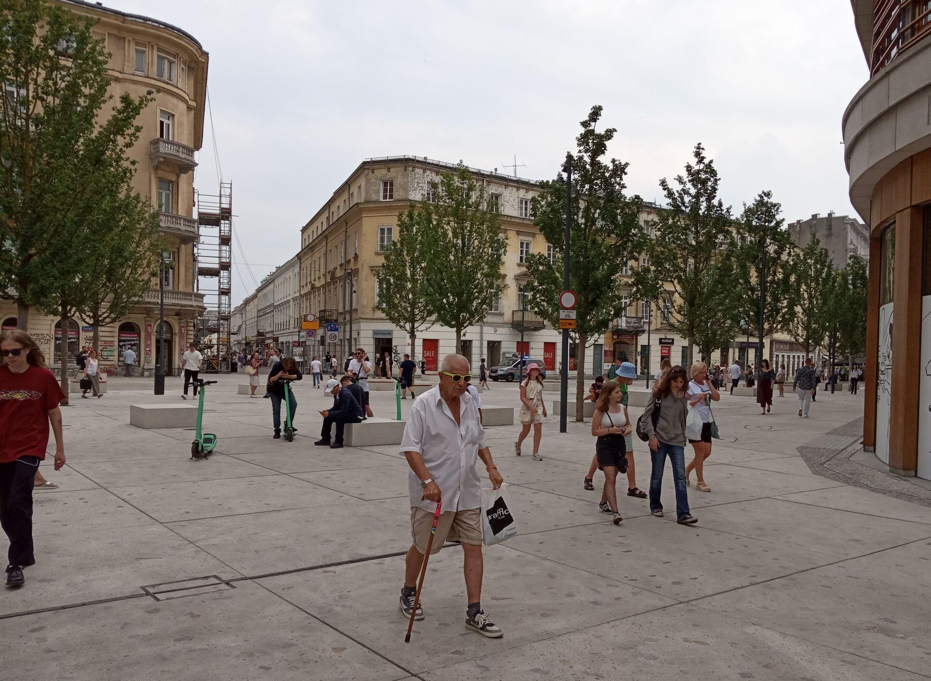 Plac Pięciu Rogów: miejska oaza, betonowa pustynia czy zwornik łączący różne przestrzenie i funkcje miasta?