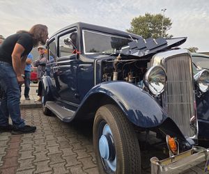 Klasyczna motoryzacja znów zachwyciła Bydgoszcz. „Bydgoskie Klasyki Nocą” przy Torbydzie