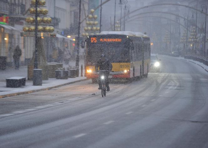 Totalny atak zimy nadciąga do Warszawy. Nawet 15 cm śniegu i silne wichury. Przeszywające zimno