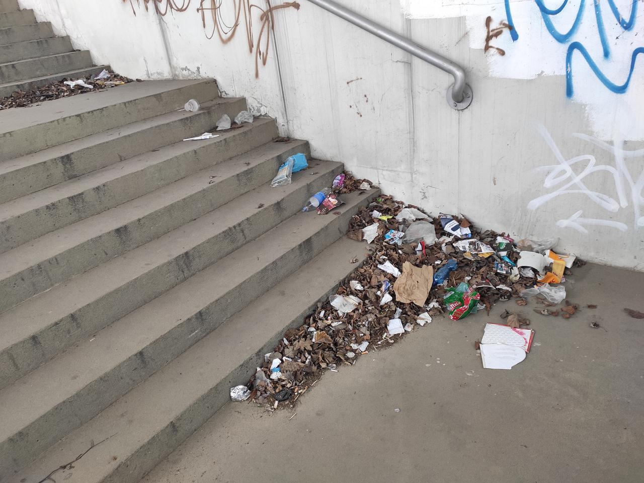 Przejście podziemne pod Grzecznarowskiego po roku - czy jest tam czysto? [FOTO i WIDEO]