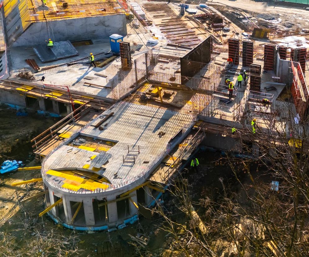 W budowie wielokątny Rawelin w Warszawie, imitujący historyczną fortyfikację, gdzie powstaną luksusowe mieszkania, co jest tematem na Architektura Murator Plus. Widać konstrukcję żelbetową, szalunki oraz pracowników w kamizelkach, a obok fragment Fortu VIII.