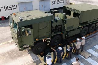 Załadunek wyrzutni Chunmoo na podwoziu Jelcz