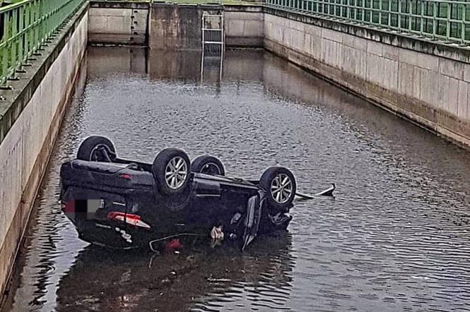 Wypadek na A4 w kierunku Krakowa: Auto RUNĘŁO do wody, są POSZKODOWANI!